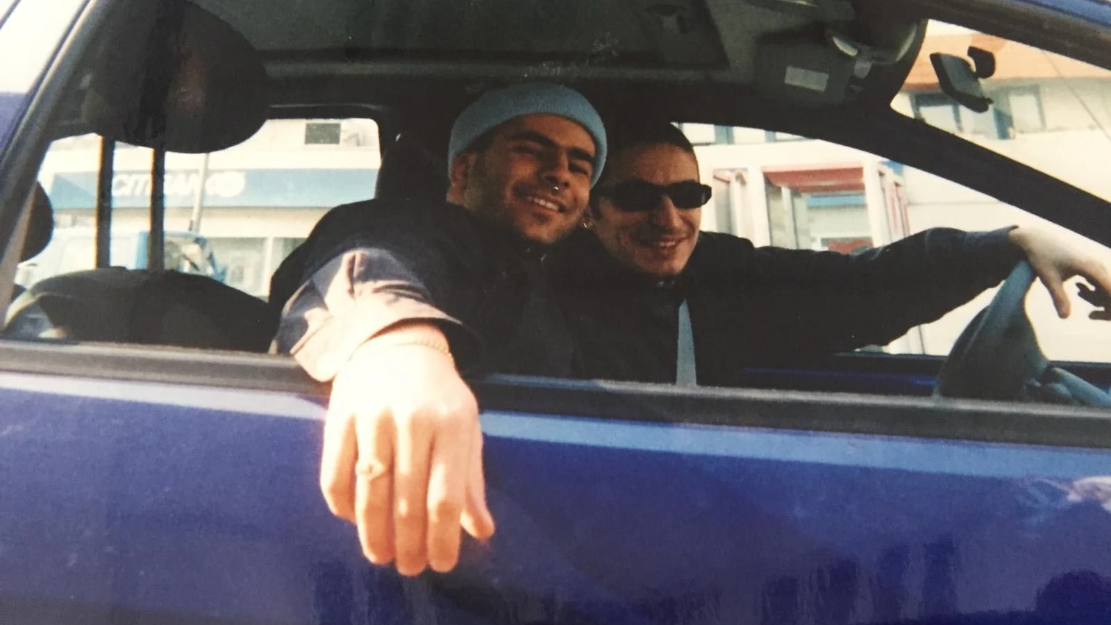 Arye auf dem Beifahrersitz, zusammen mit einem Kumpel in den 90er-Jahren in Wedding