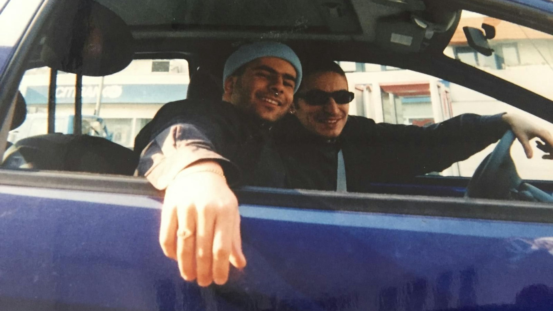 Arye auf dem Beifahrersitz, zusammen mit einem Kumpel in den 90er-Jahren in Wedding