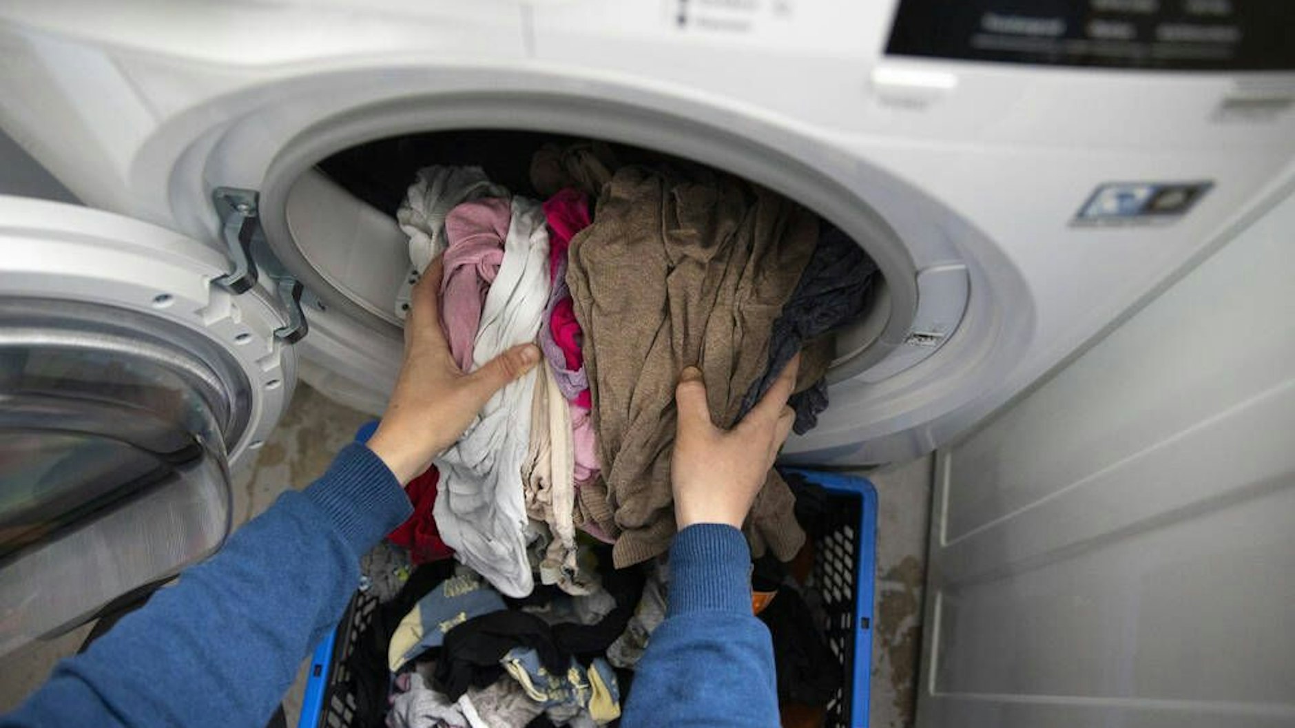 Wichtig bei einer stinkenden Waschmaschine ist es, die Maschine an sich zu desinfizieren. 