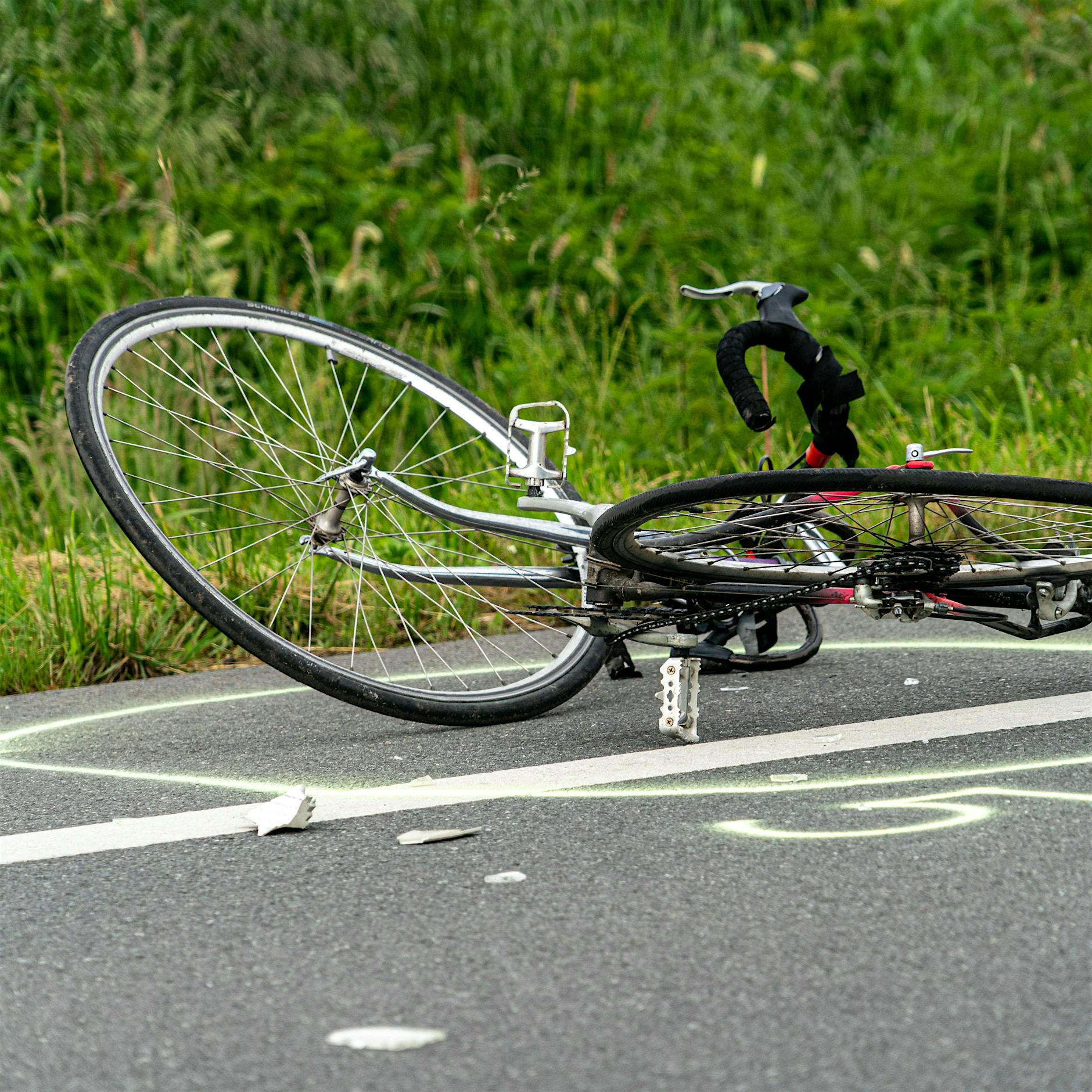 81-jähriger Autofahrer erfasst Radler: Radfahrer stirbt