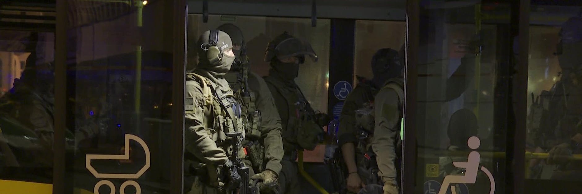 300 Polizeibeamte bei Großrazzia in Berlin. 160 Zimmer in einem Hotel wurden durchsucht. Das SEK kam mit einem BVG-Bus zu dem Einsatz. <br>