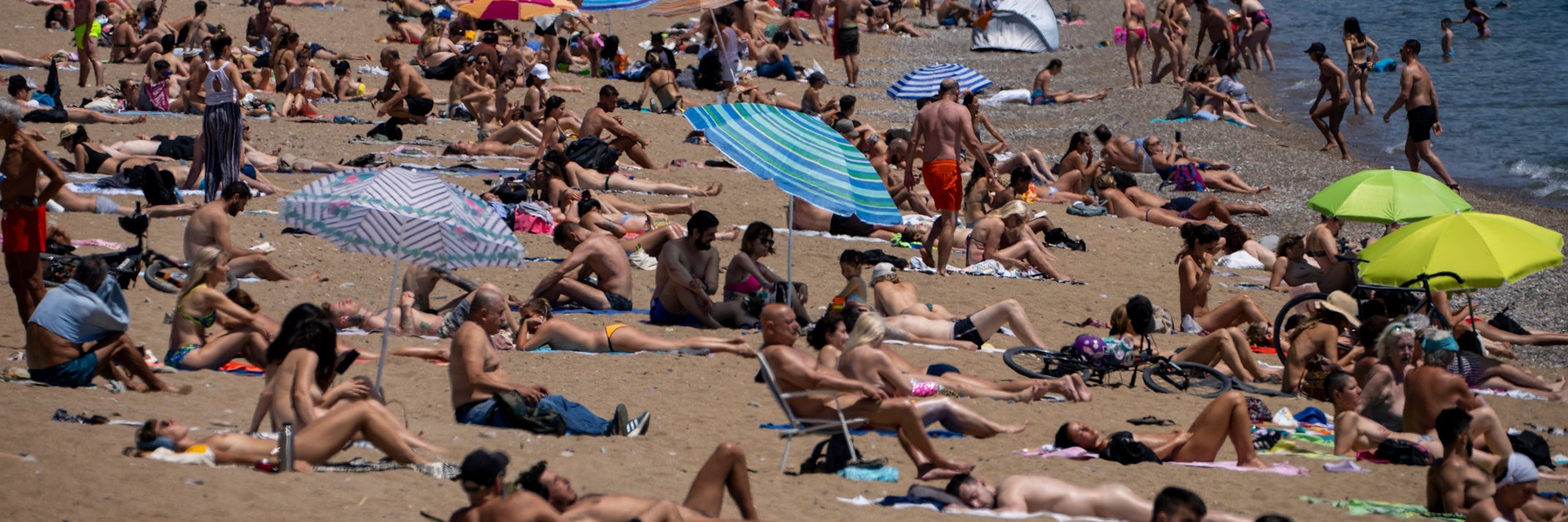 Volle Strände in Barcelona: Die Sommersaison ist auch für Touristen aus Deutschland gestartet, die gegen Corona geimpft oder getestet sind.