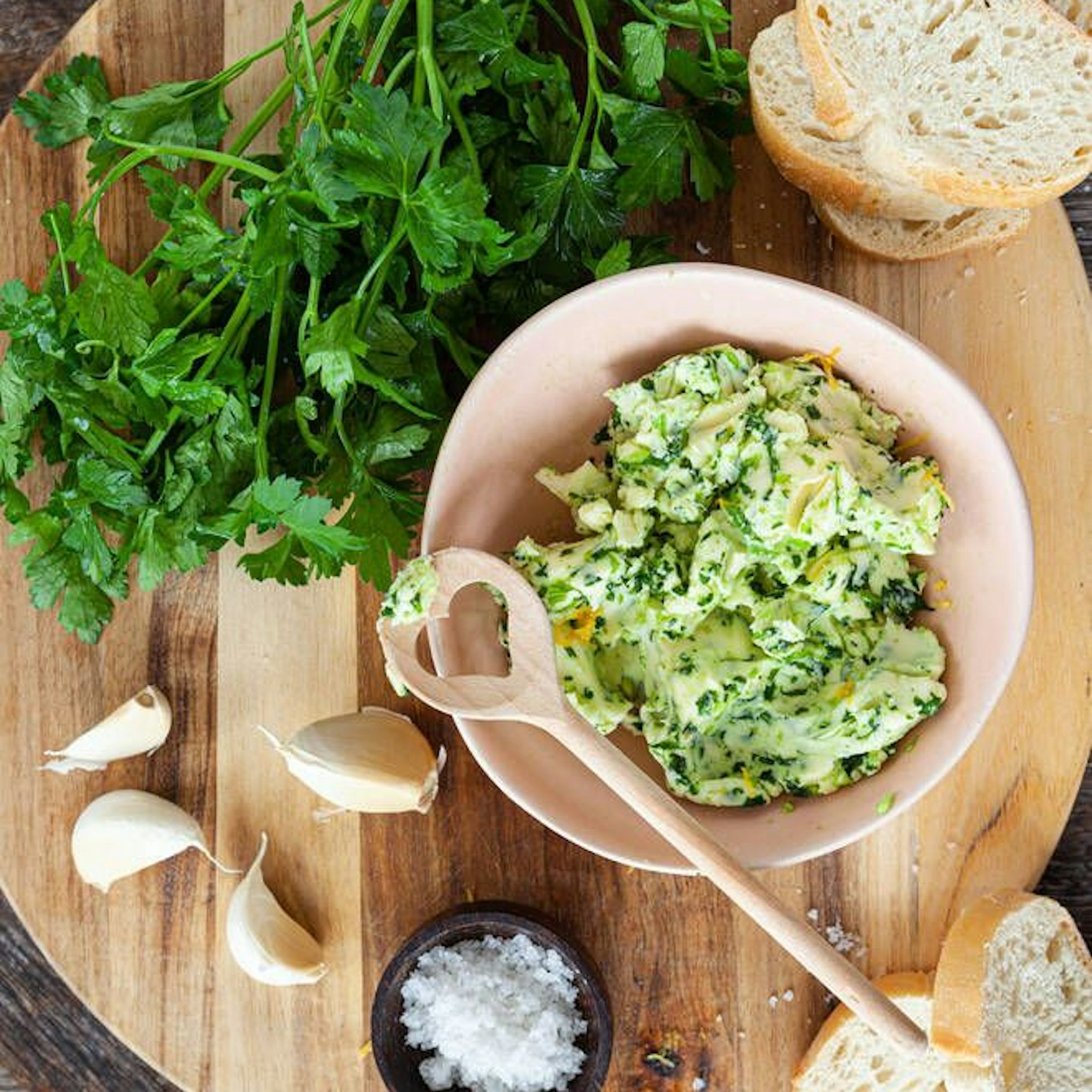 In nur wenigen Minuten steht die selbstgemachte Kräuterbutter auf dem Tisch.
