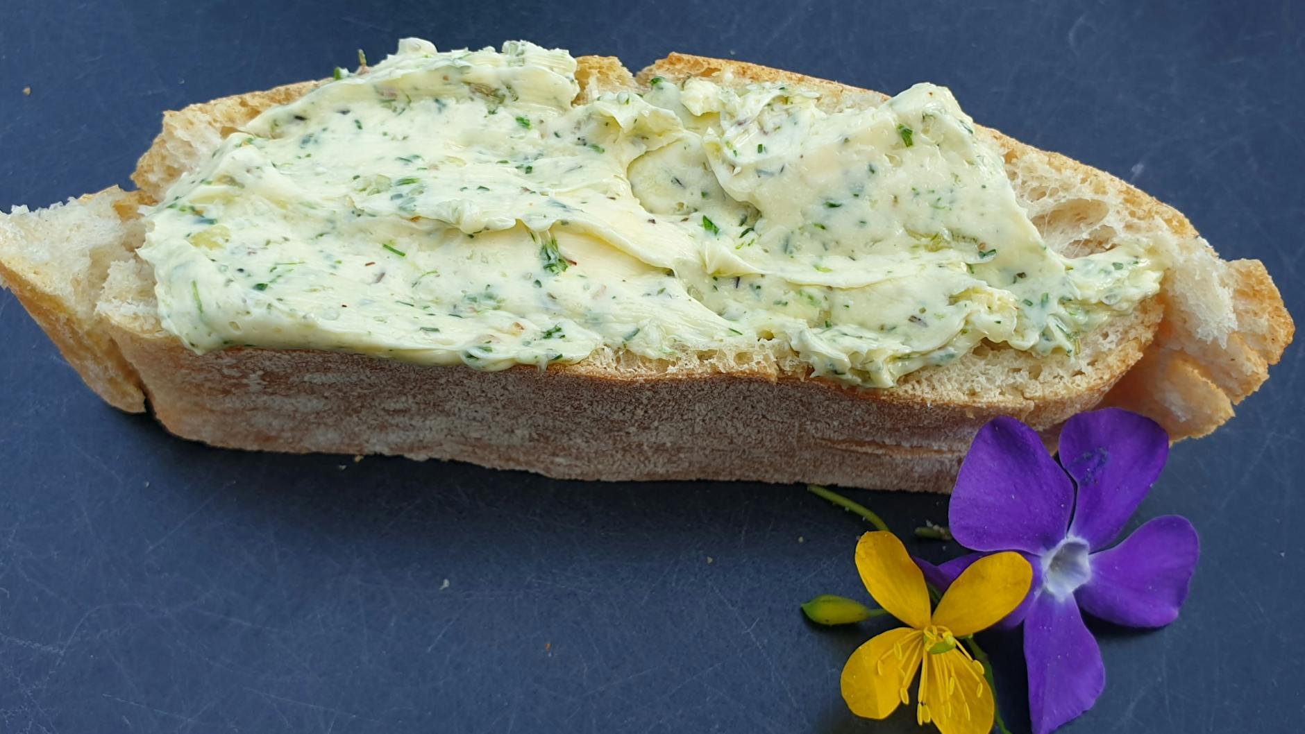 Das Rezept für Kräuterbutter ist einfach himmlisch lecker.