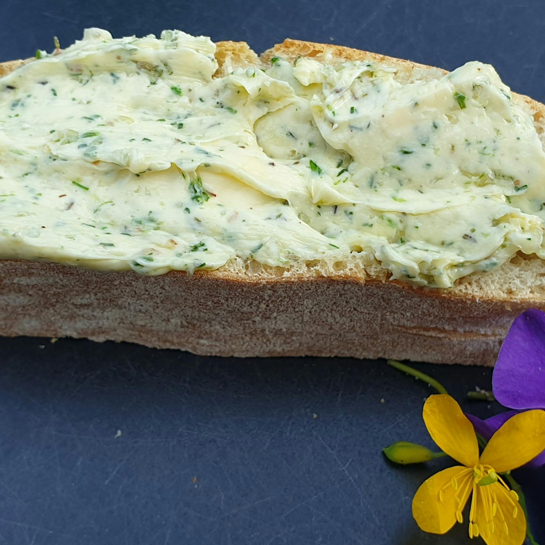 Kräuterbutter: Machen Sie diese leckere Grill-Beilage doch einfach mal selber – es ist so einfach und so lecker