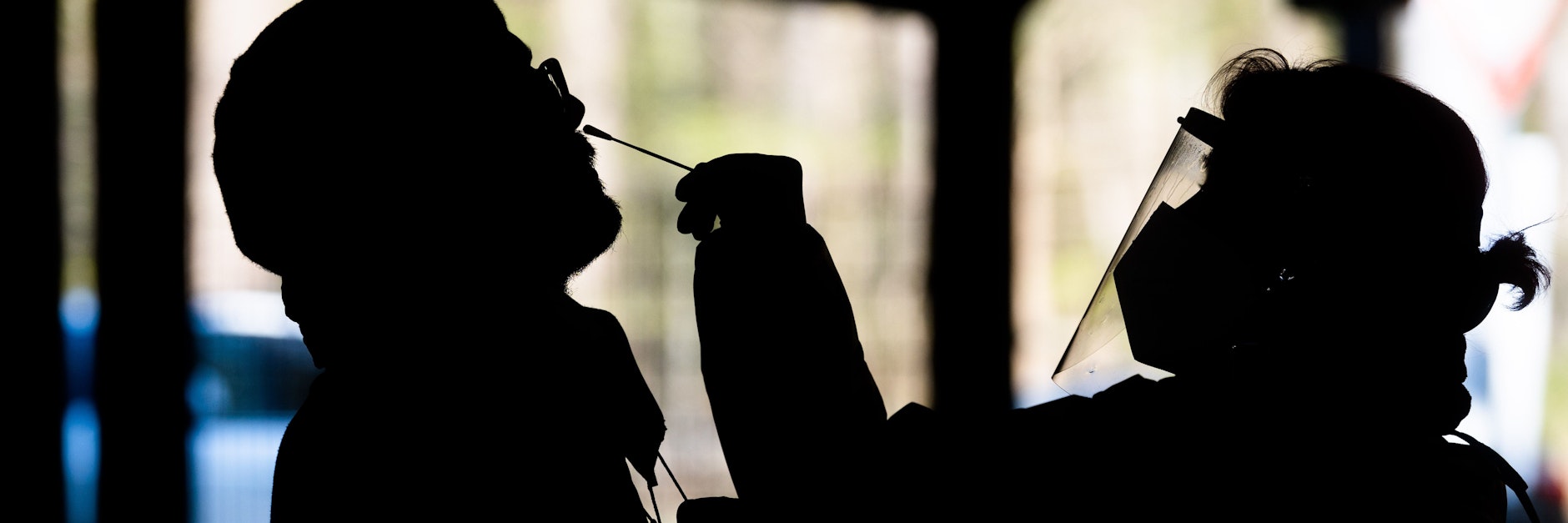 Helfer testen einen Mann&nbsp; mit einem Schnelltest auf das Coronavirus. Das Robert Koch-Institut (RKI) vermeldet weiterhin sinkende Corona-Neuinfektionen in Deutschland.&nbsp;