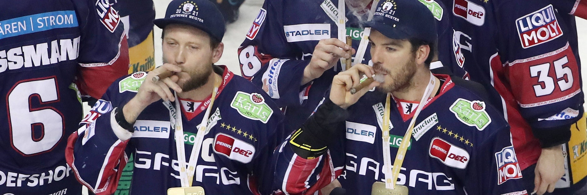 Simon Després (r.) gönnte sich mit Kapitän Frank Hördler eine Meisterzigarre.