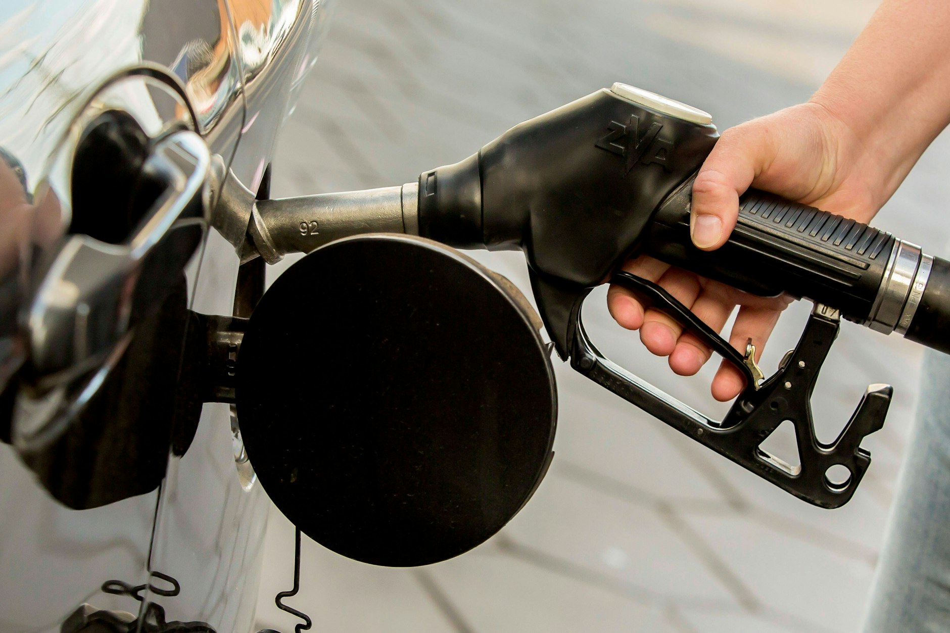 Die Preise für Benzin und Diesel steigen in Deutschland. Das hat auch mit der CO2-Bepreisung zu tun (Symbolbild).&nbsp;