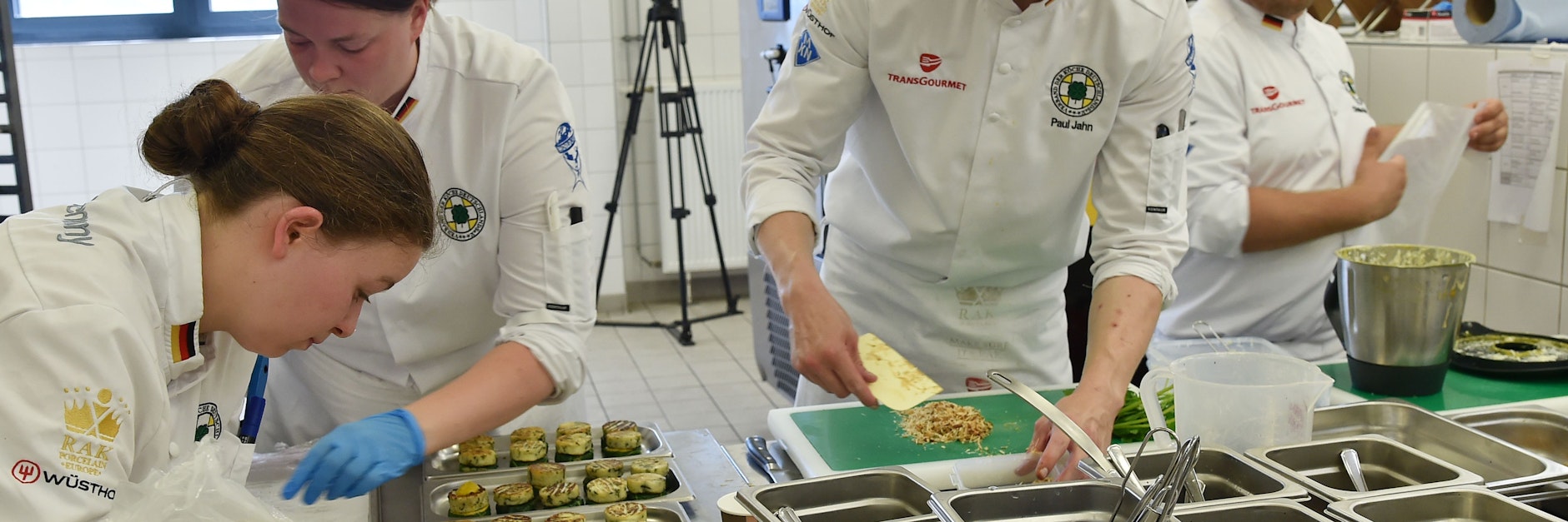 Kochen ist harte Arbeit – hier für die Köche der Nationalmannschaft beim Training im Filmpark Babelsberg.