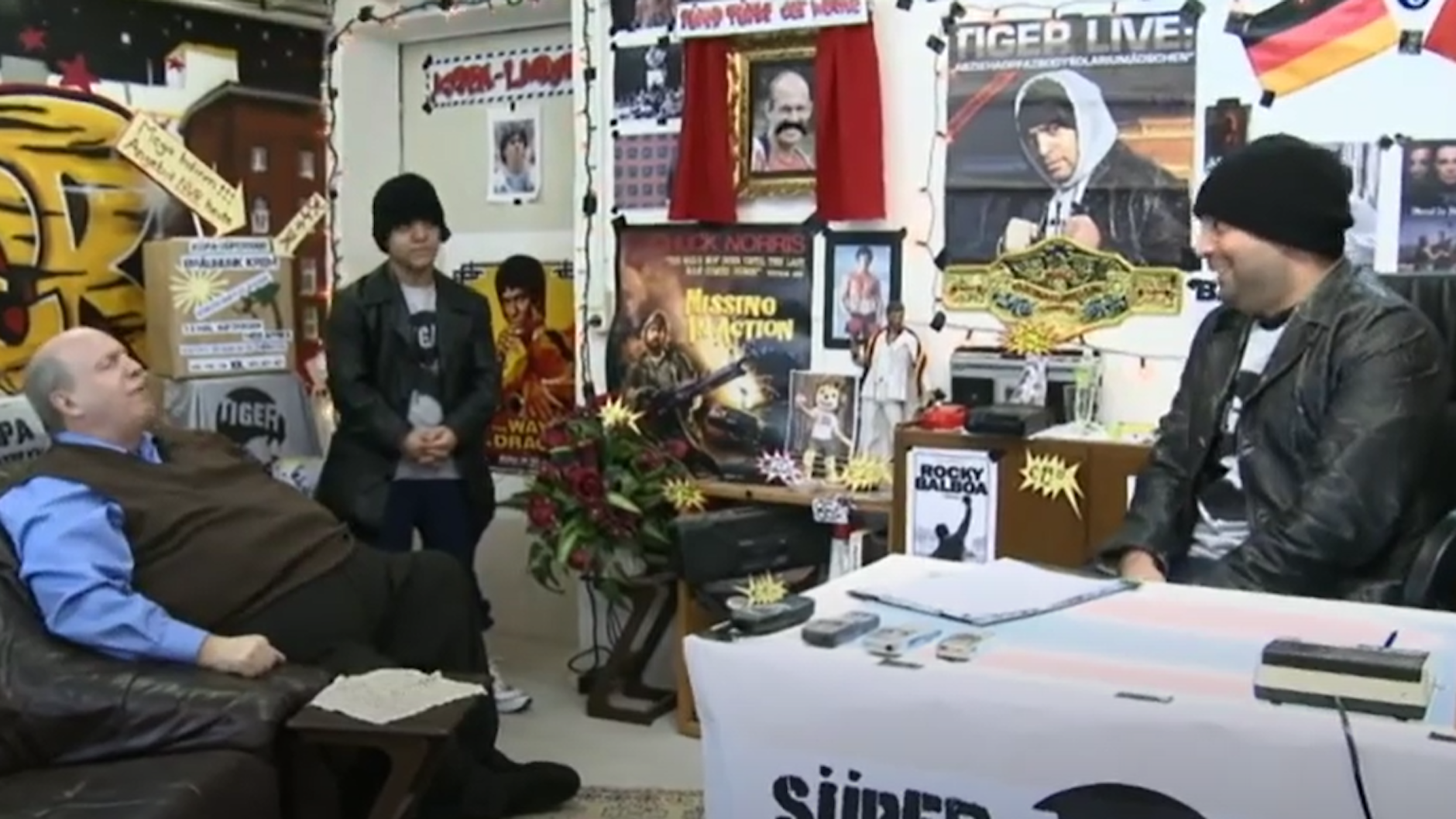 Serkan Cetinkaya mit Reiner Calmund in der „Süper Tiger Show“, die auf ZDFneo lief.