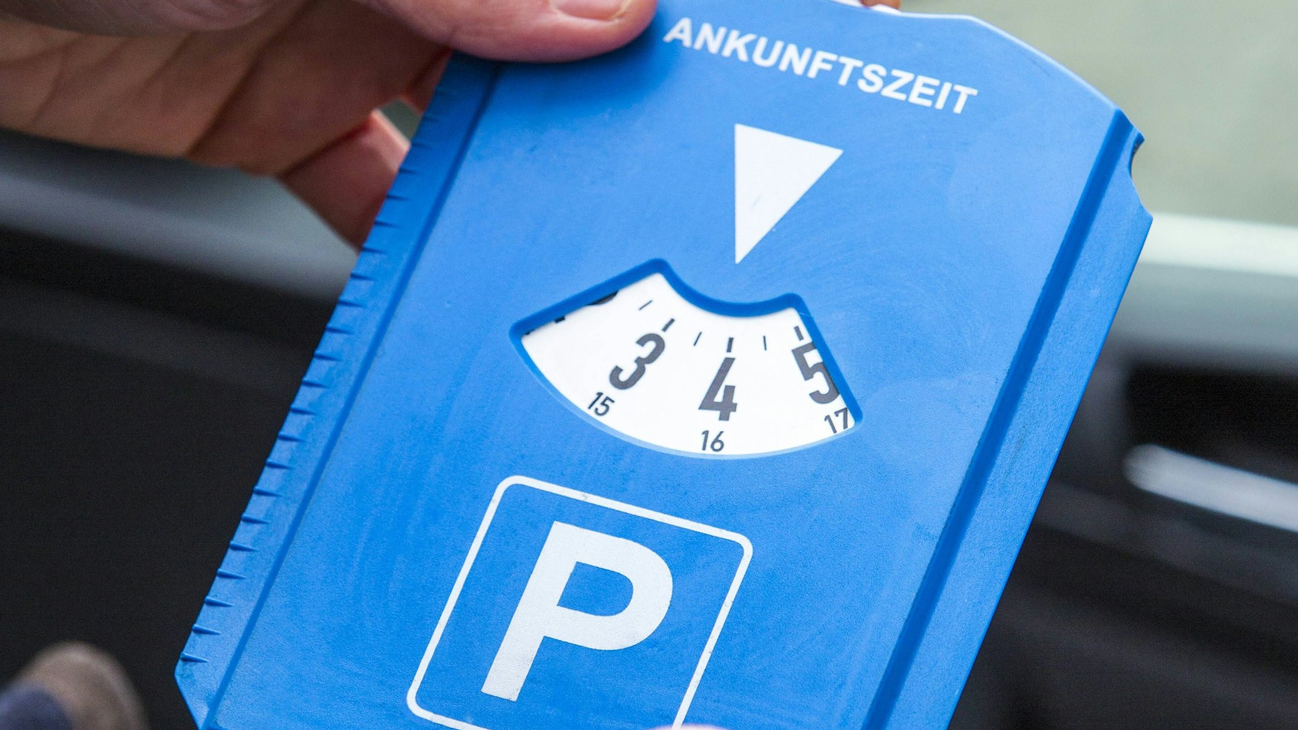 An die Parkscheibe sollte jeder jederzeit denken: Auf vielen Parkplätzen von großen Läden wird sehr genau kontrolliert.