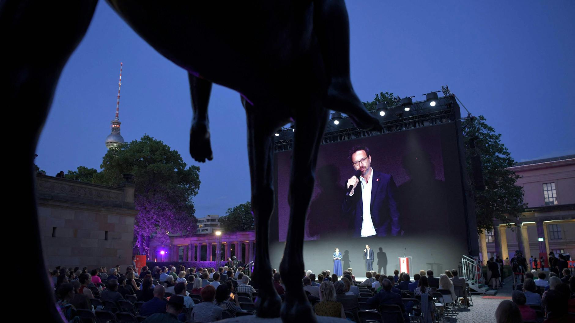 Die Festival-Chefs Mariette Rissenbeek und Carlo Chatrian begrüßen das Publikum.