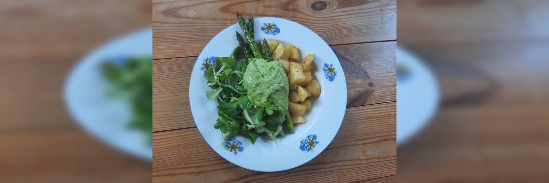 Die Kartoffeln und der Spinat für diese Bowl kommen vom Blech.