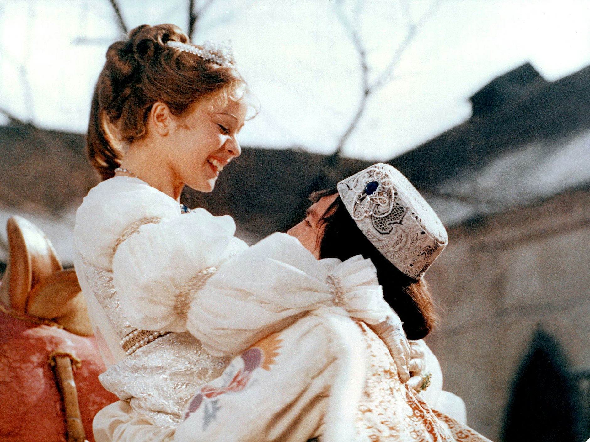 Der Prinz (Pavel Travnicek) und Aschenbrödel (Libuse Šafránková) im Film „Drei Haselnüsse für Aschenbrödel“. 