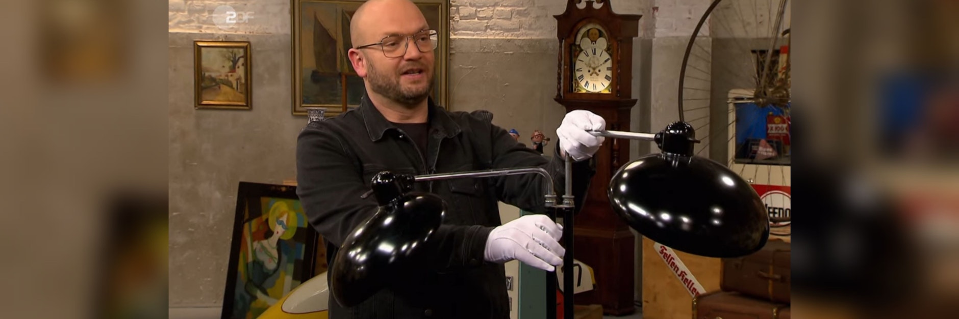 „Bares für Rares“-Experte Sven Deutschmanek ist kein Fan der Kaiser-Lampe mit zwei Armen.