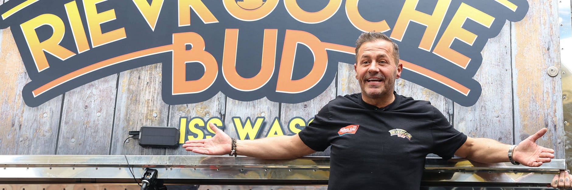 Willi Herren bei der Eröffnung seines Reibekuchen Foodtruck – Willi Herrens Rievkooche Bud.