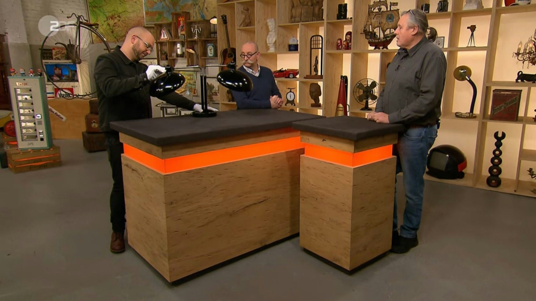 Bei der Expertise wird der&nbsp;„Bares für Rares“-Kandidat vom Wert der Lampe total überrascht.