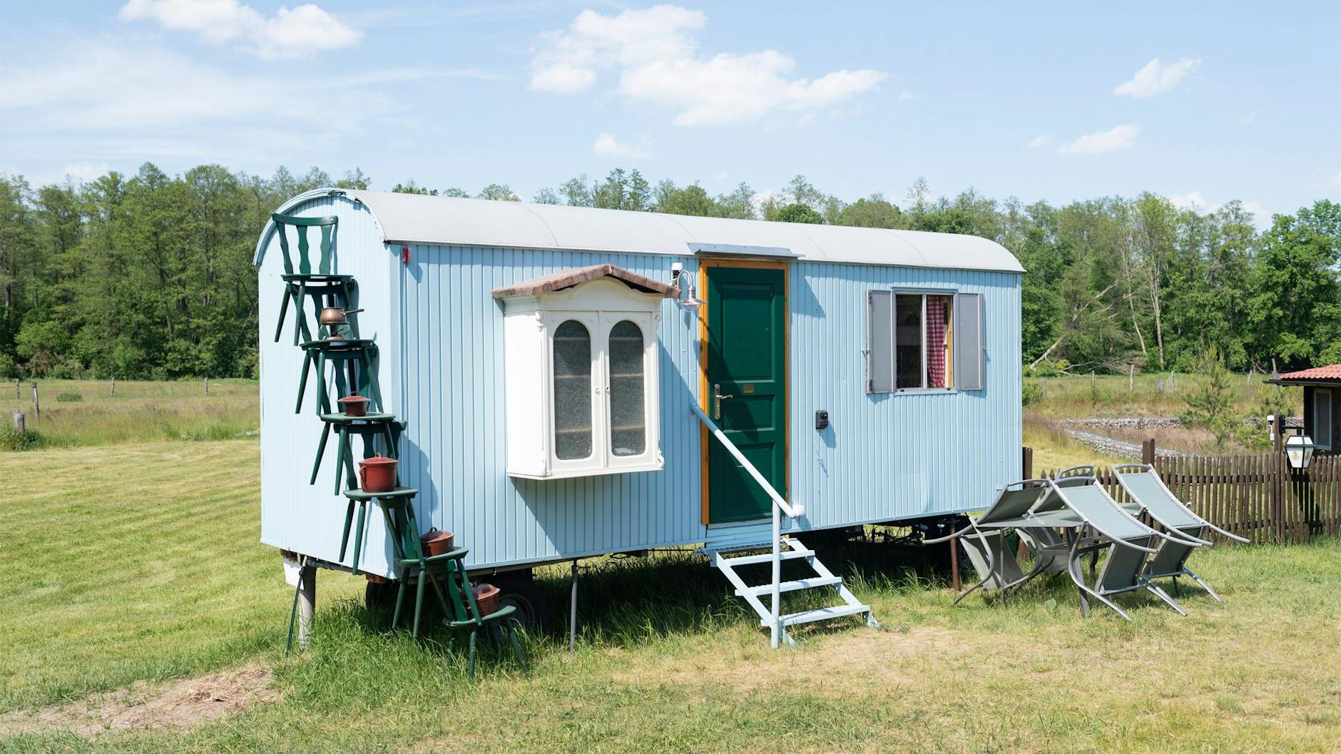 Übernachten für zwei Personen: Bett und Bad sind in diesem Wohnwagen inbegriffen. Der Wohnwagen kann gemietet werden.
