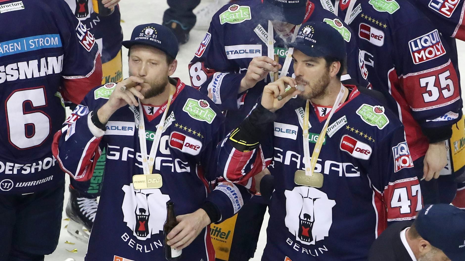 Simon Després (r.) gönnte sich nach dem gewonnenen Titel eine Zigarre mit Frank Hördler.