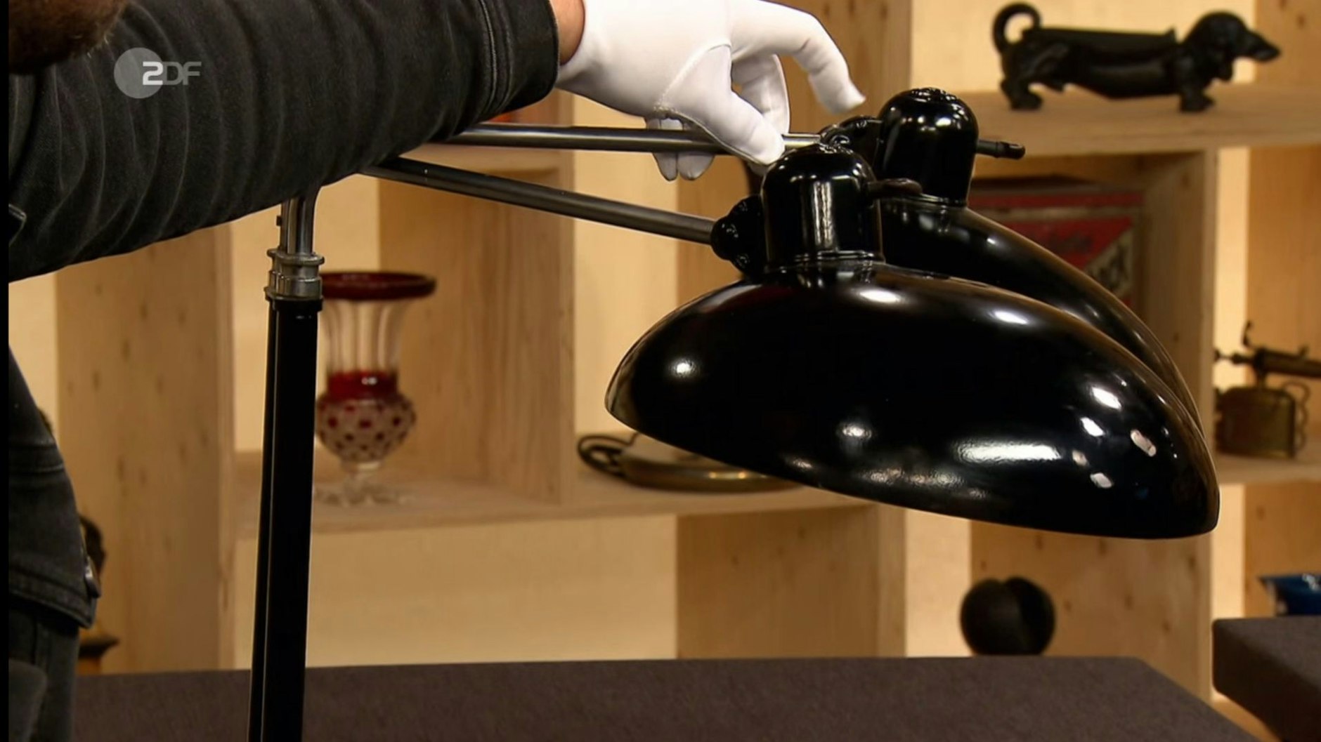 „Bares für Rares“-Experte Sven Deutschmanek bemängelt die Lackierung der Kaiser Lampe.