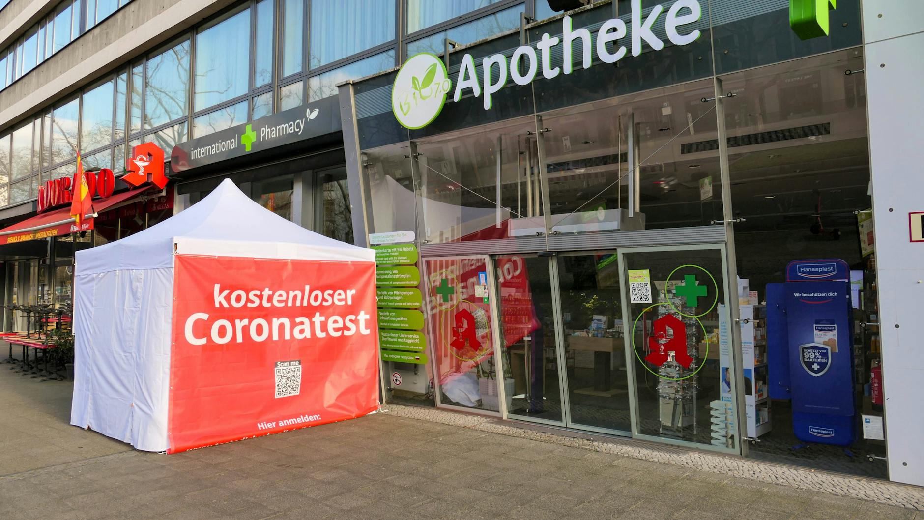 Multitasking in der Pandemie: Angebot kostenloser Corona-Tests in Berlin. Jetzt digitalisieren Apotheken auch Impfausweise.