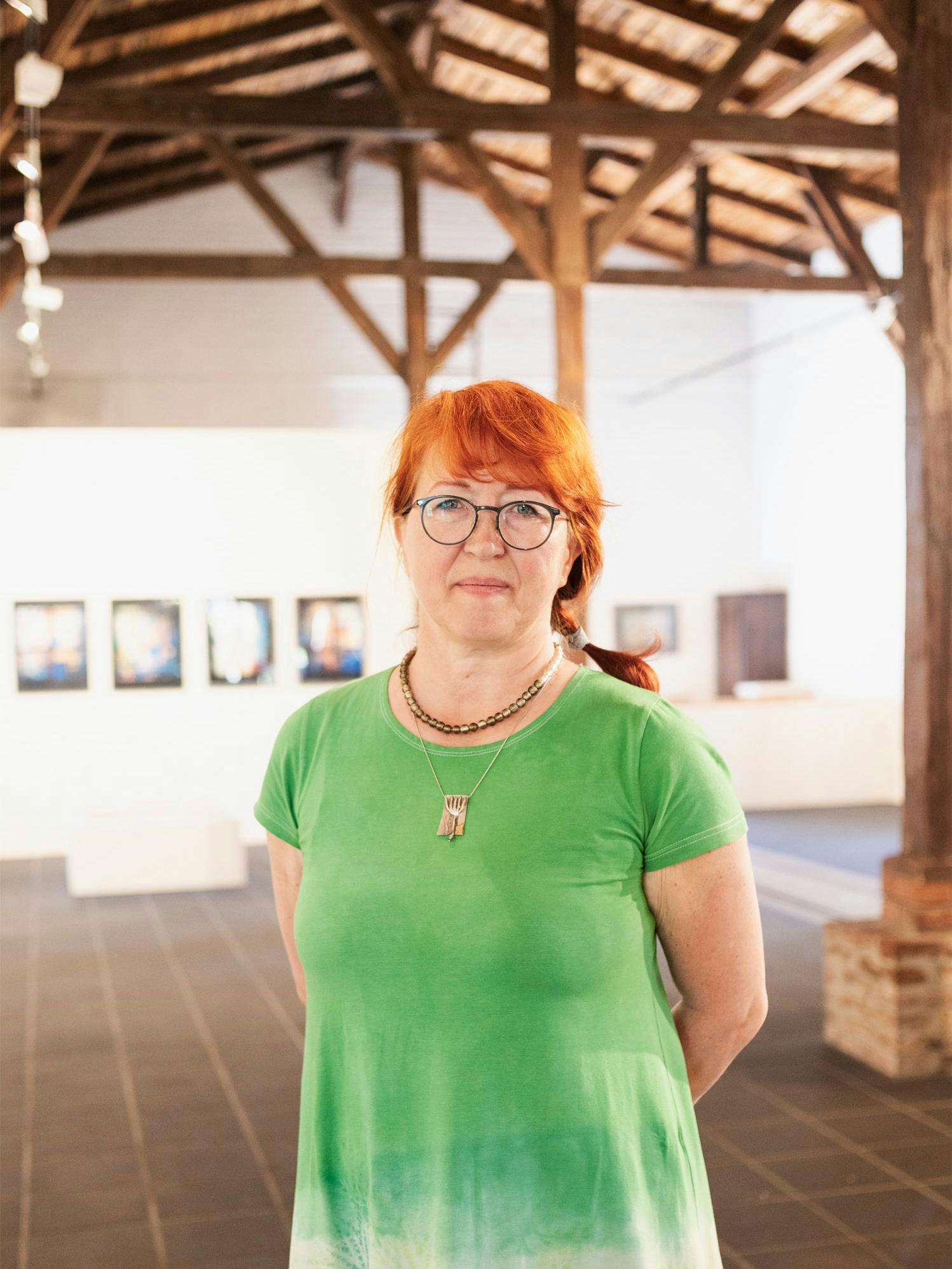 Im einstigen Packschuppen der Glashütte betreibt Gabriele Klose einen Laden mit Schmuck- und Kunstgegenständen und einer Galerie.