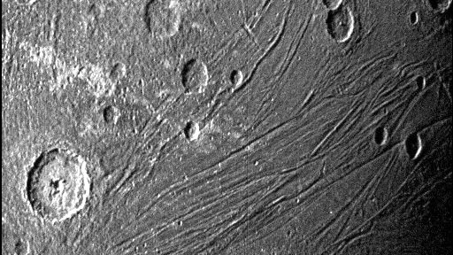 Die Krater auf dem Jupiter-Mond sind deutlich zu erkennen.