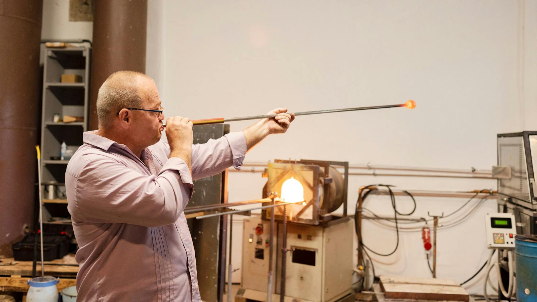 Blasen und rollen zur selben Zeit: der Glasmacher Pavel Hasala bei der Arbeit.