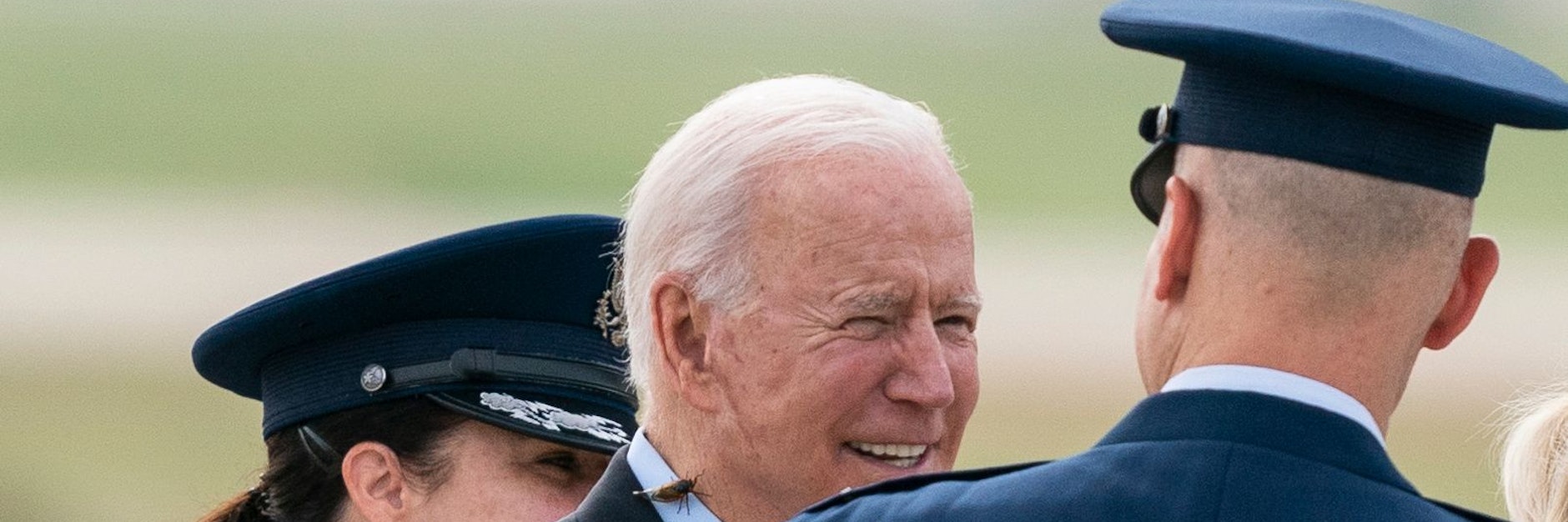 Eine Zikade sitzt am Hals von Joe Biden (M), Präsident der USA, während er auf der Andrews Air Force Base zur Air Force One geht, um nach Europa zu reisen.&nbsp;