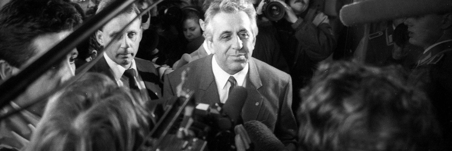 DDR-Staats- und Parteichef Egon Krenz ist zur Behandlung in eine Greifswalder Klinik gebracht worden