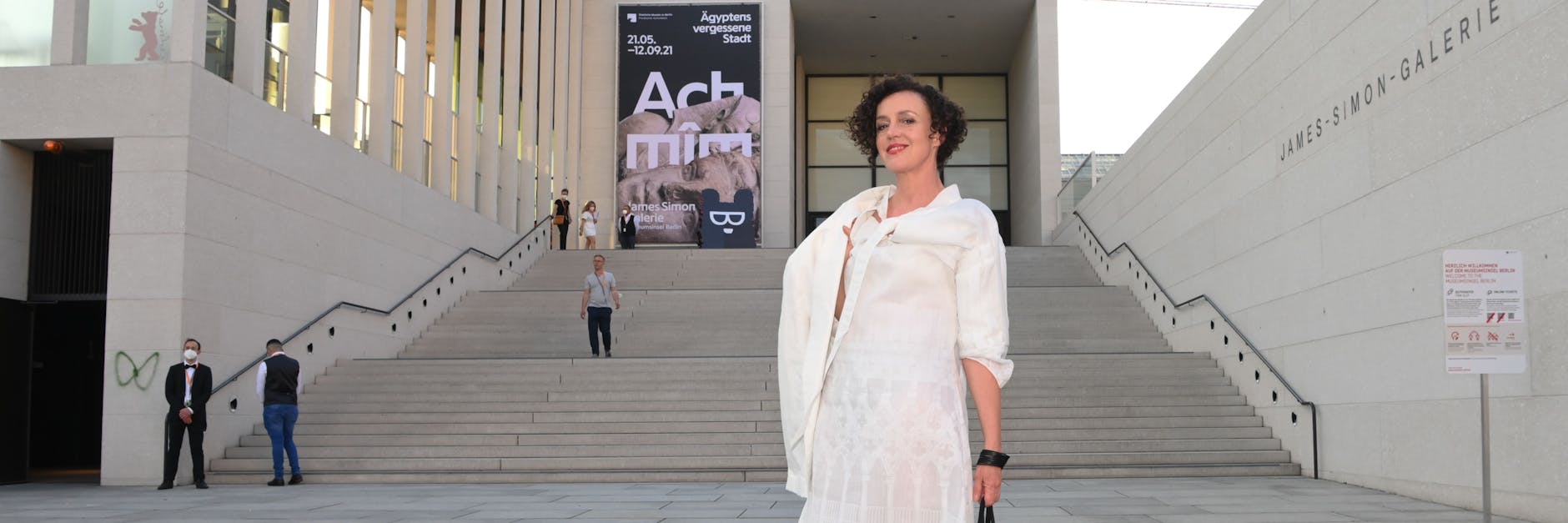 Auch Schauspielerin und Wettbewerbs-Regisseurin Maria Schrader kam zur Berlinale-Eröffnung auf die Museumsinsel.