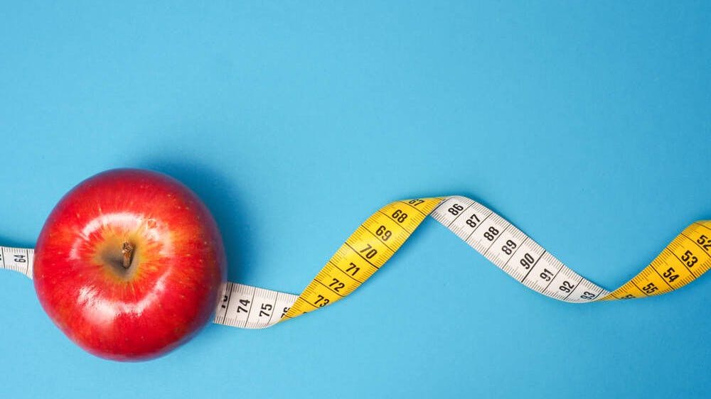 Ein Apfel als Vorspeise hilft, dass das Sättigungsgefühlt schneller einsetzt.