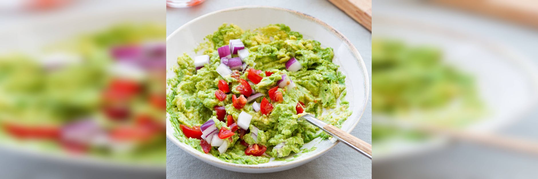 Mit Cherrytomaten und roten Zwiebeln wird die Guacamole schön knackig.
