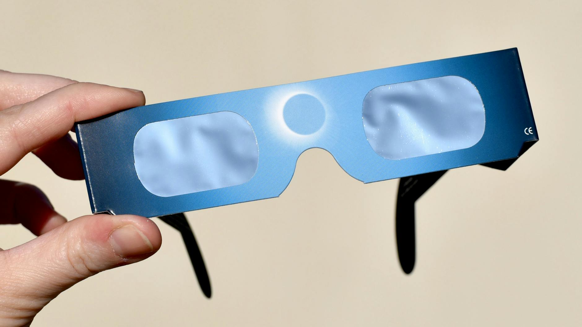 Sonnenfinsternis-Brillen haben spezielle Filterfolien, die die Augen schützen.