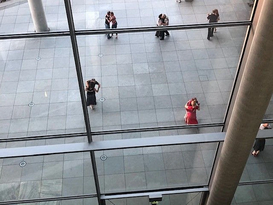 Vor dem Wirecard-Ausschuss tanzten Berlinerinnen am Dienstag am Spreebogen Tango.