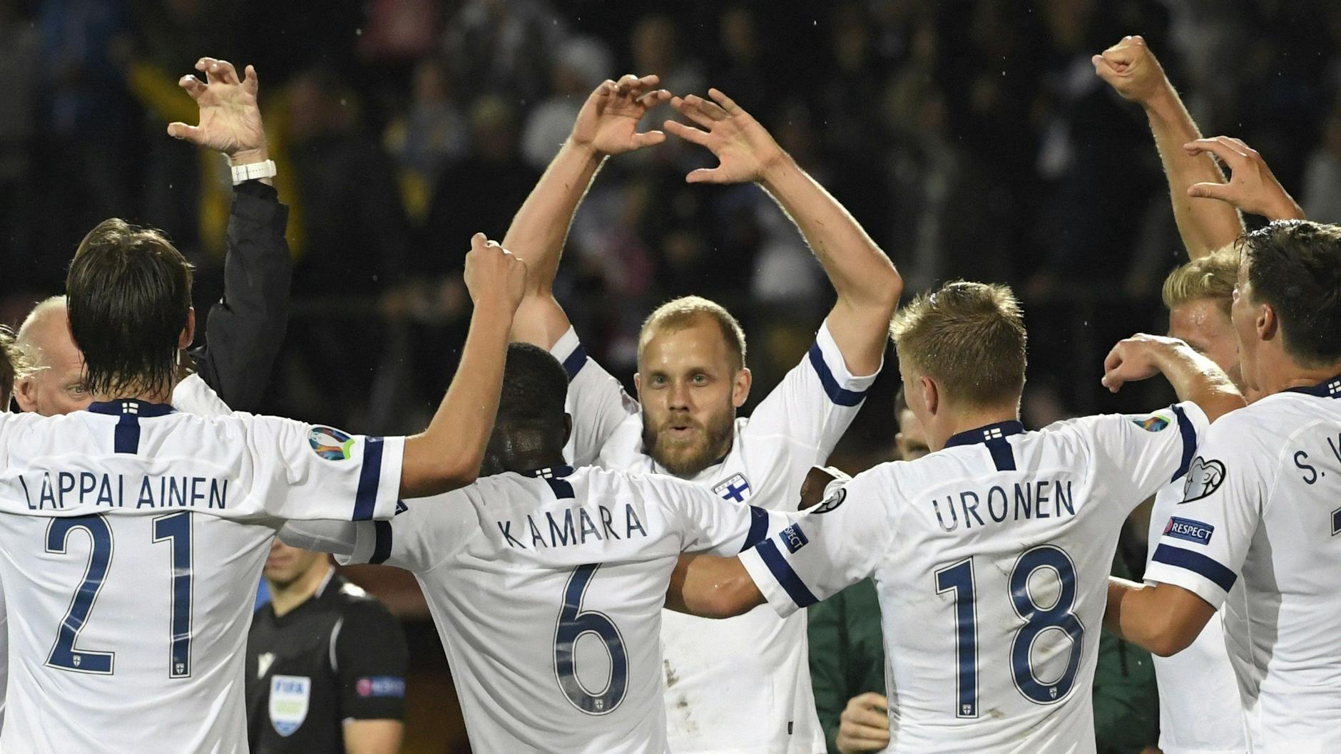 Finnlands Teemu Pukki (M.) bejubelt mit den Teamkameraden eines seiner Tore.