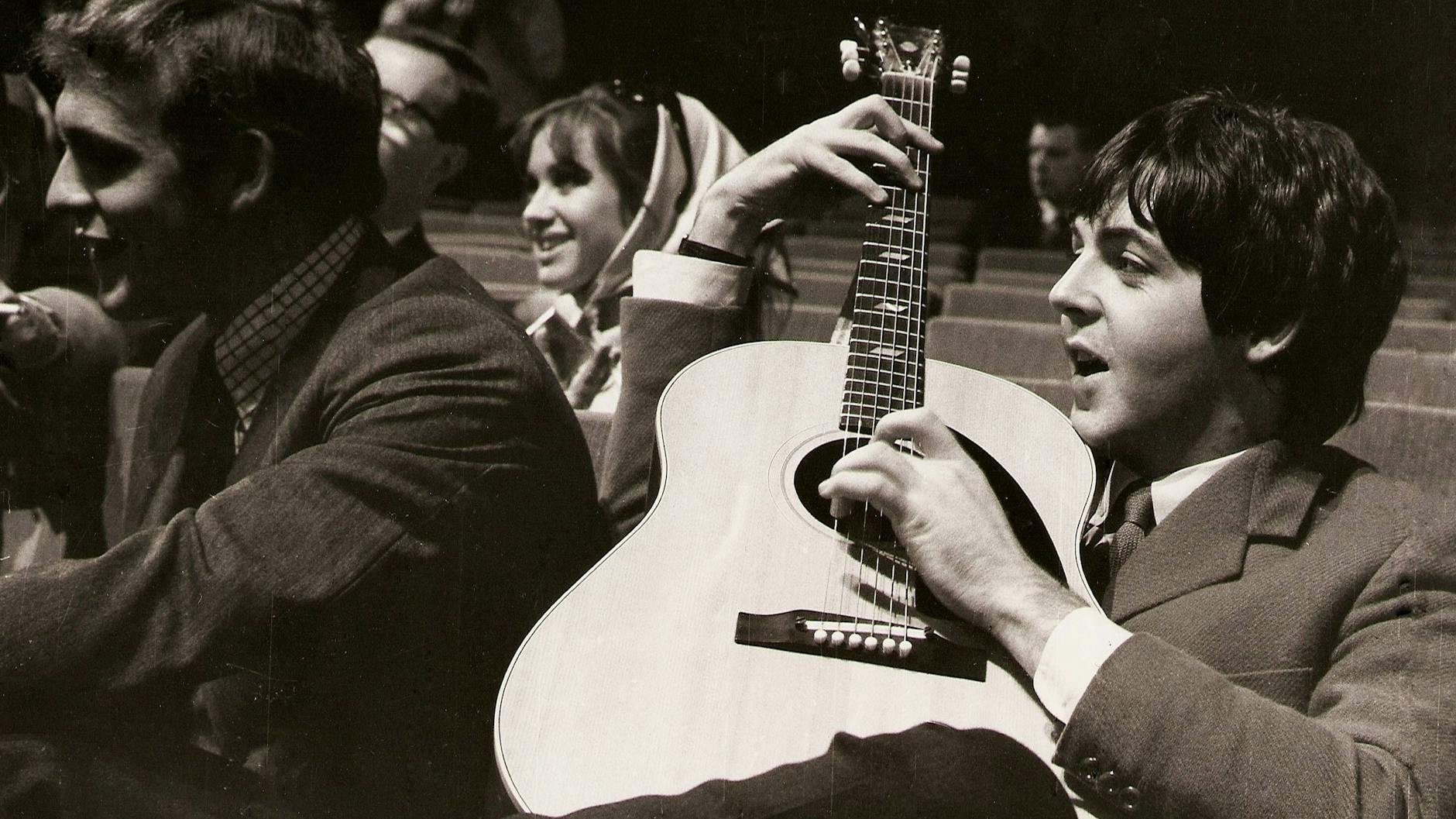 Paul McCartney hat das Lied Blackbird 1968 geschrieben und komponiert, drei Jahre, nachdem dieses Bild aufgenommen wurde.