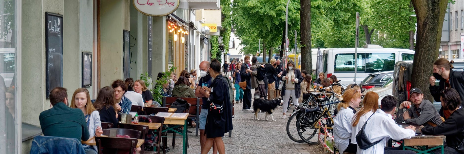 Außengastronomie in Berlin-Neukölln. In dem Bezirk wird weiterhin die höchste Corona-Inzidenz der Hauptstadt registriert.