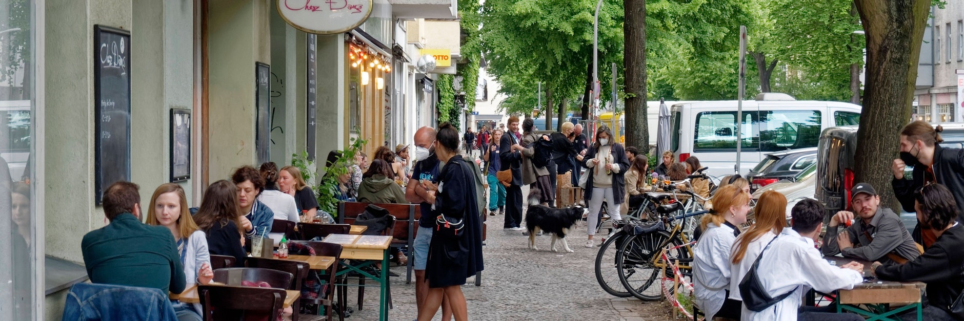 Außengastronomie in Berlin-Neukölln. In dem Bezirk wird weiterhin die höchste Corona-Inzidenz der Hauptstadt registriert.