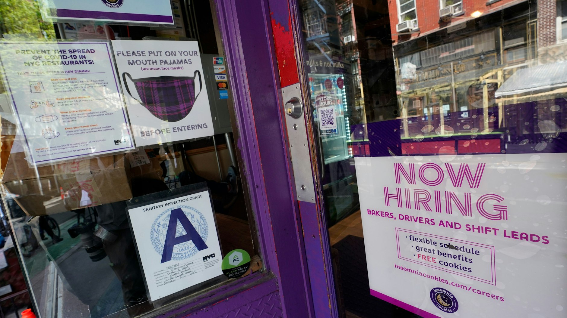 An A on a New York restaurant window means it did well on its last inspection. Berlin politicians want a status bar from red to green.
