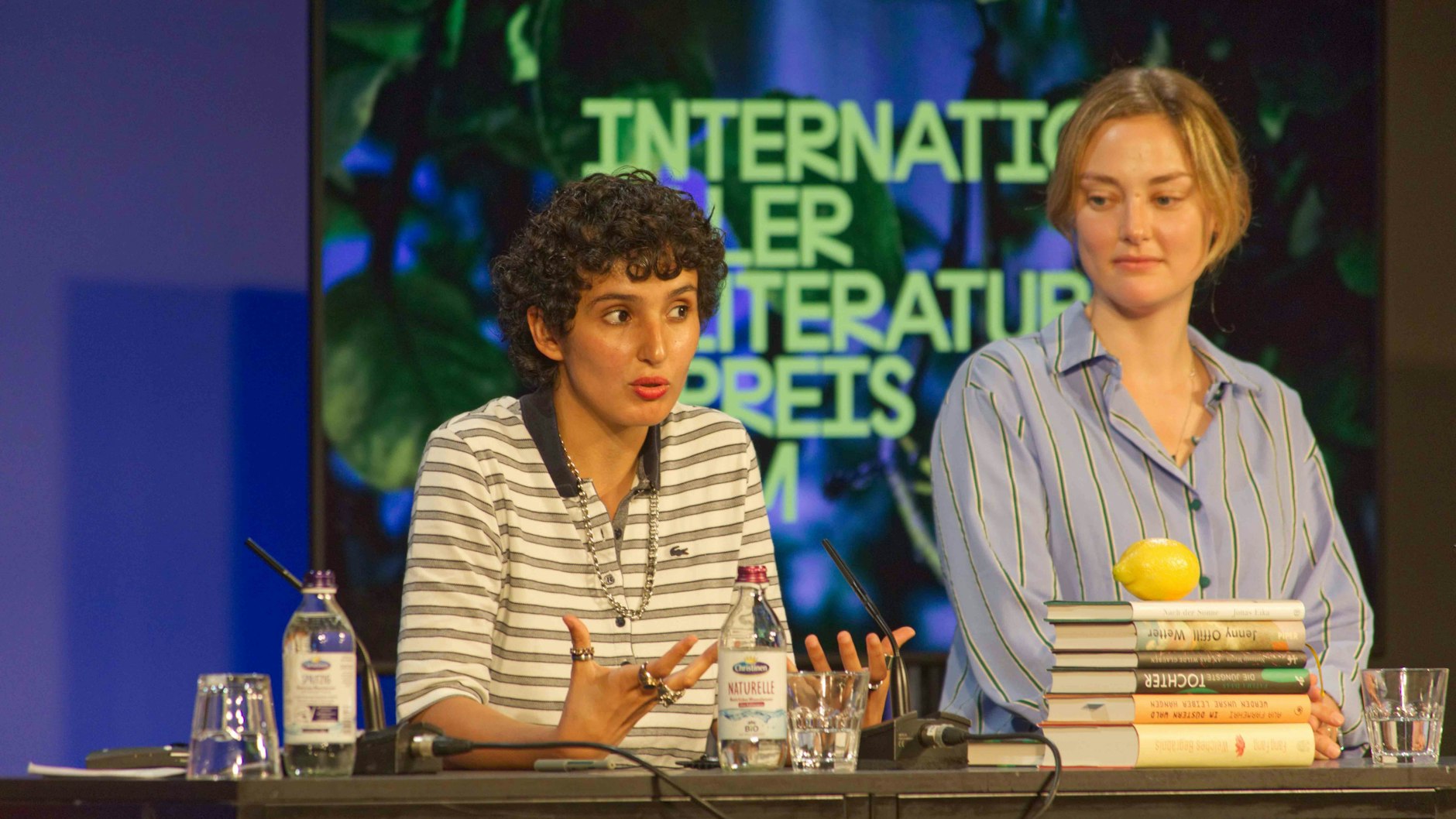 Fatima Daas (links) und die Übersetzerin ihres Buches, Sina de Malafosse, bei der Preisverleihung am Mittwoch.<br>