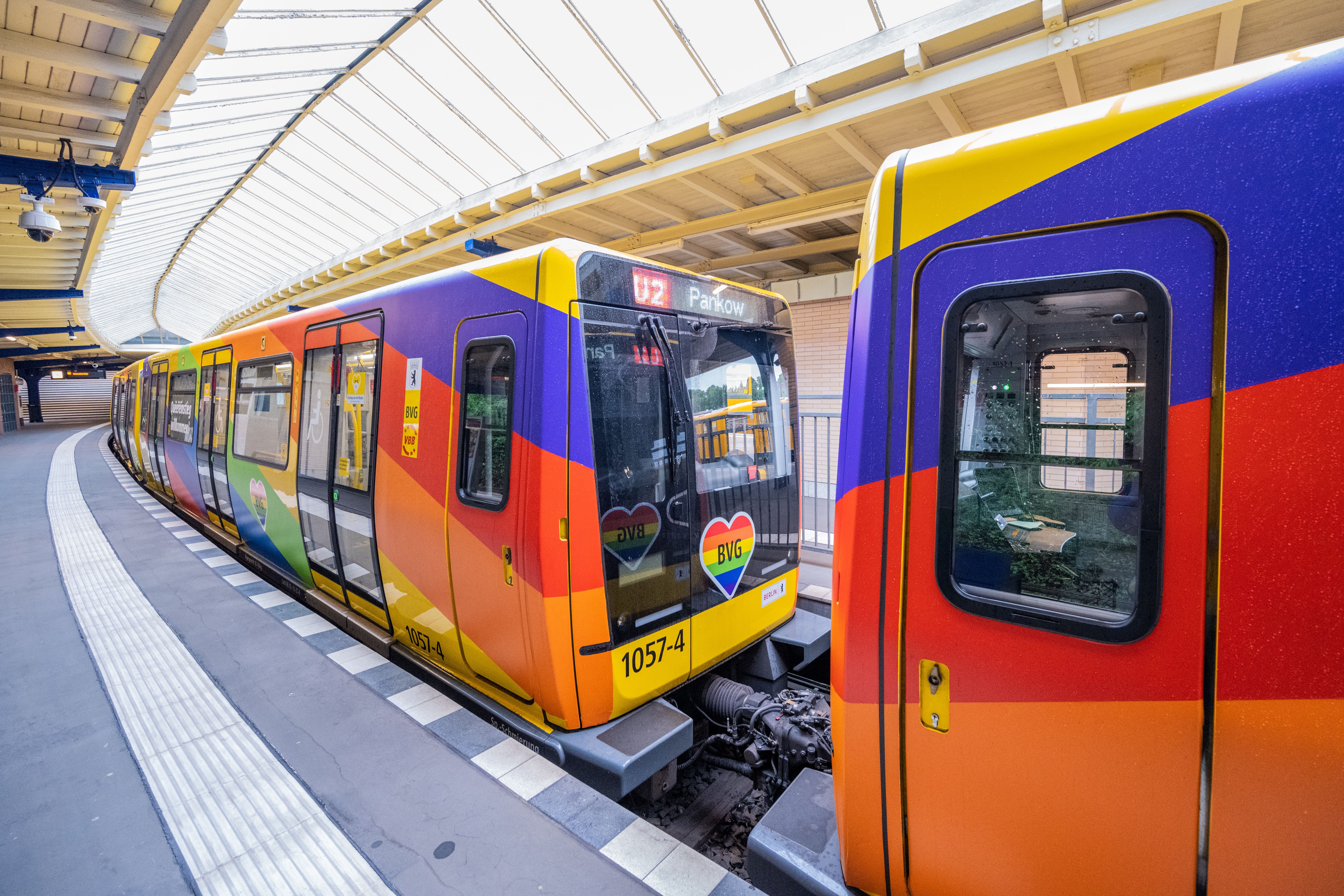 BVG: Die U2 Fährt Jetzt Im Regenbogen-Look Durch Berlin