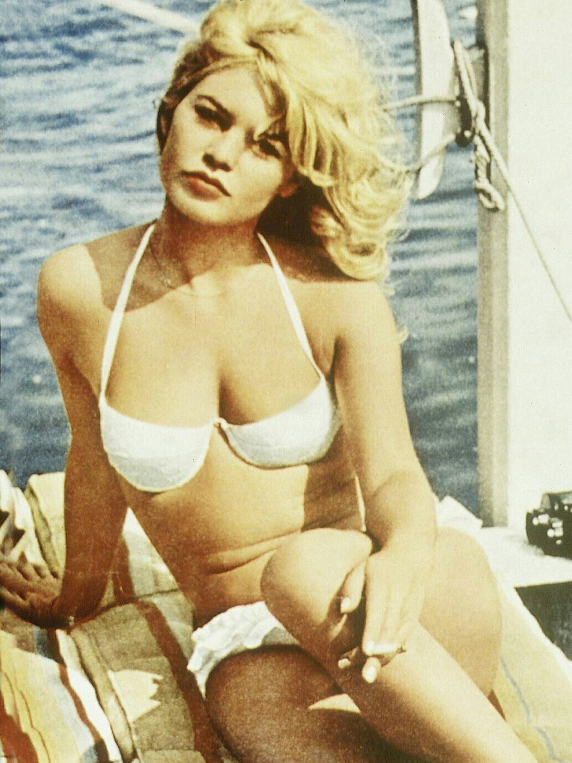 Prominente Trägerin: Filmikone Brigitte Bardot in einem weißen Bikini.<br>