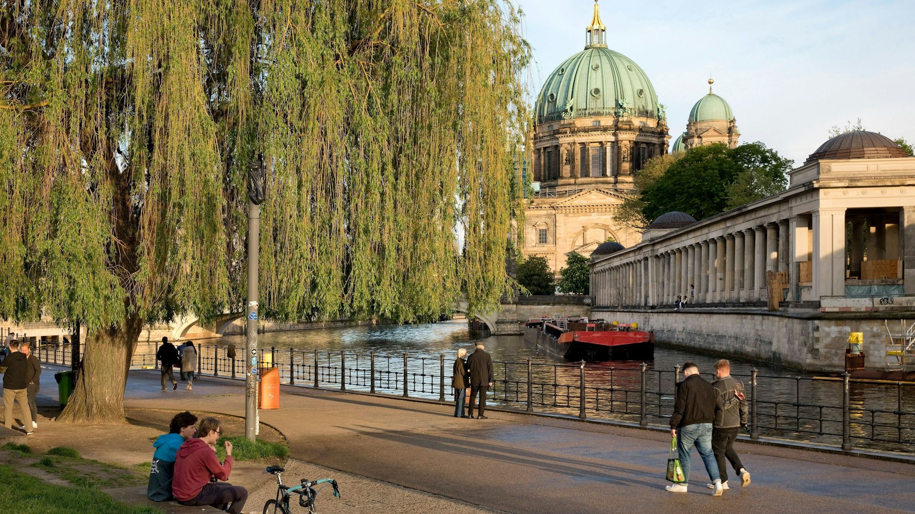 Noch offen: James-Simon-Park mit Blick auf die Spree