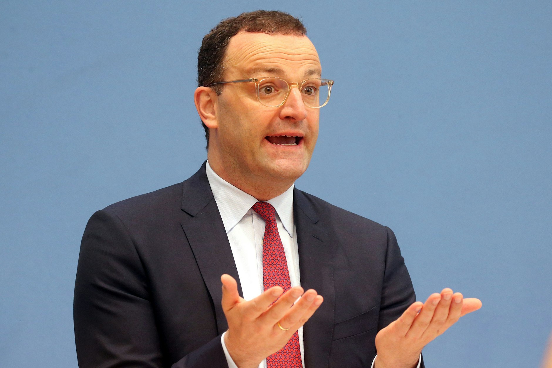 Bundesgesundheitsminister Jens Spahn (CDU) spricht am Donnerstag bei einer Pressekonferenz über die Entwicklung der Corona-Pandemie.