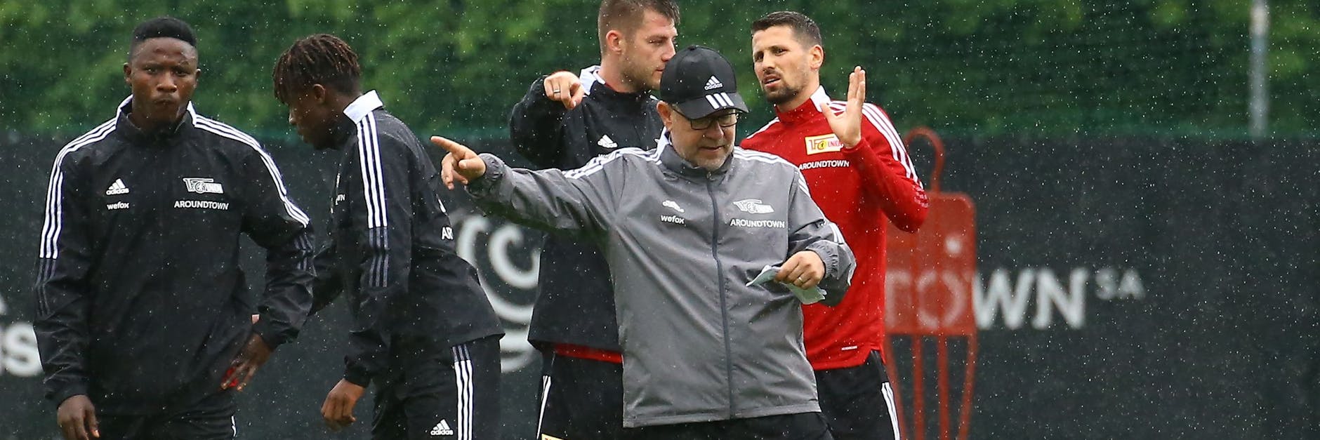Trainingsauftakt beim 1. FC Union Berlin: Cheftrainer Urs Fischer (2. v. r.) gibt seinen Schützlingen schon mal die Marschrichtung vor. 