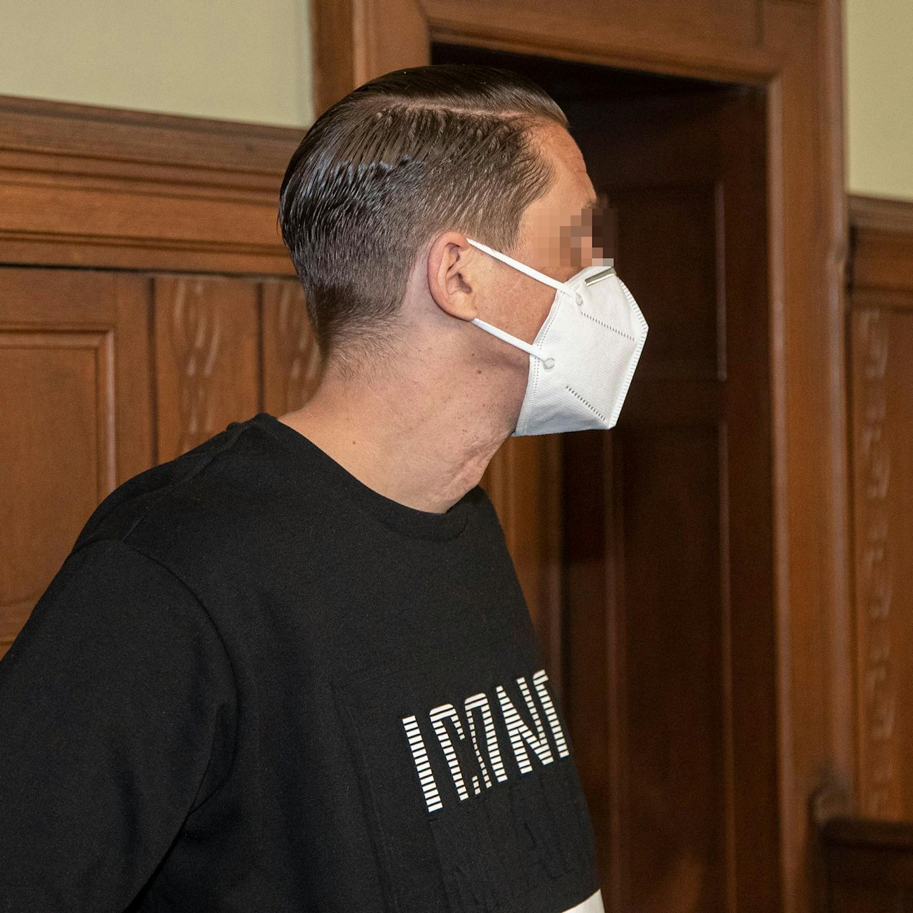 Prozess: Berliner Tischler bunkert massenweise Waffen und Rauschgift