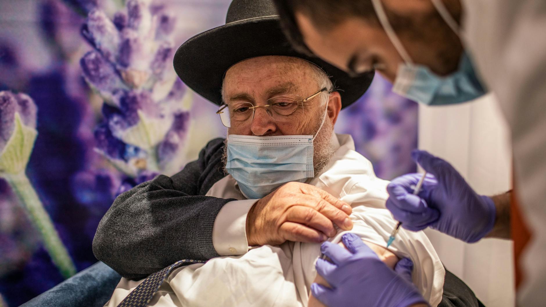 Israel: Ein Mann erhält im Rahmen einer landesweiten Impfkampagne eine Dosis des Corona-Impfstoffs von Biontech/Pfizer. Trotz hoher Impfquote steigen die Corona-Neuinfektionen wieder an.