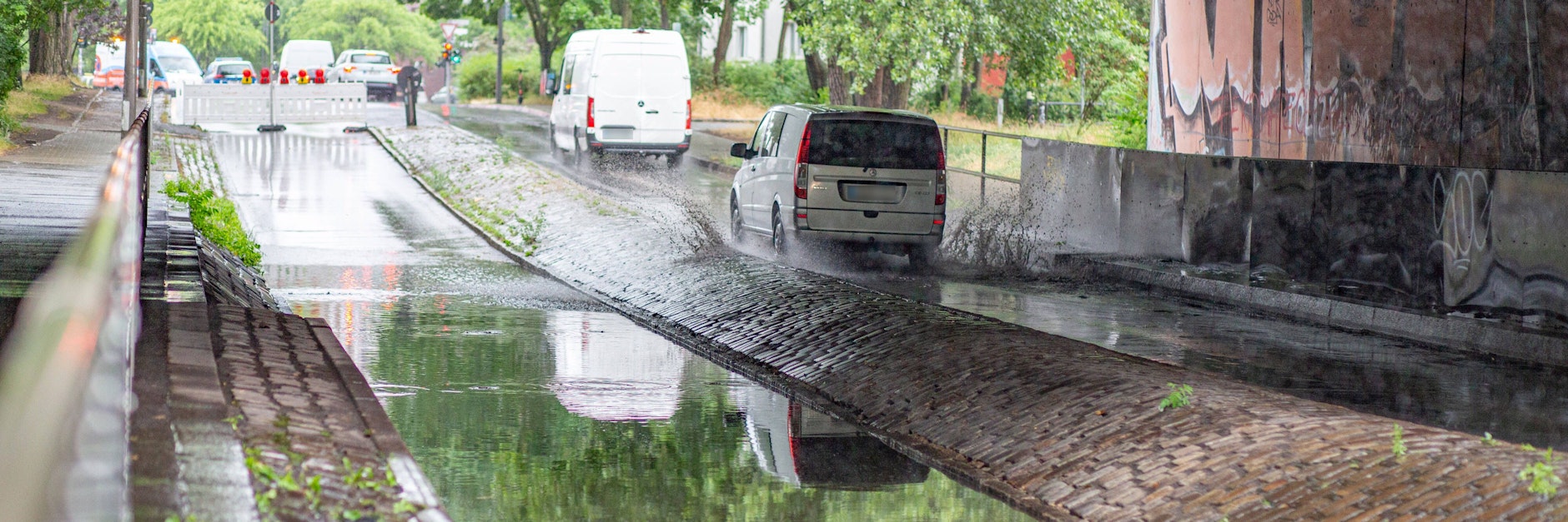 Starkregen hat die Fahrbahn der Schlichtallee an dieser Unterführung in Berlin-Rummelsburg volllaufen lassen. Die Polizei sperrte eine Fahrbahnrichtung.&nbsp;