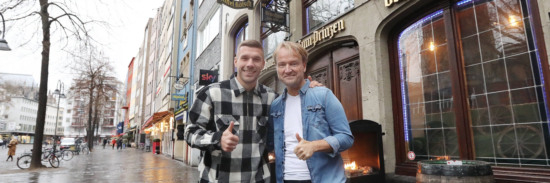 Markus Krampe und Lukas Podolski vor ihrem Brauhaus Zum Prinzen.